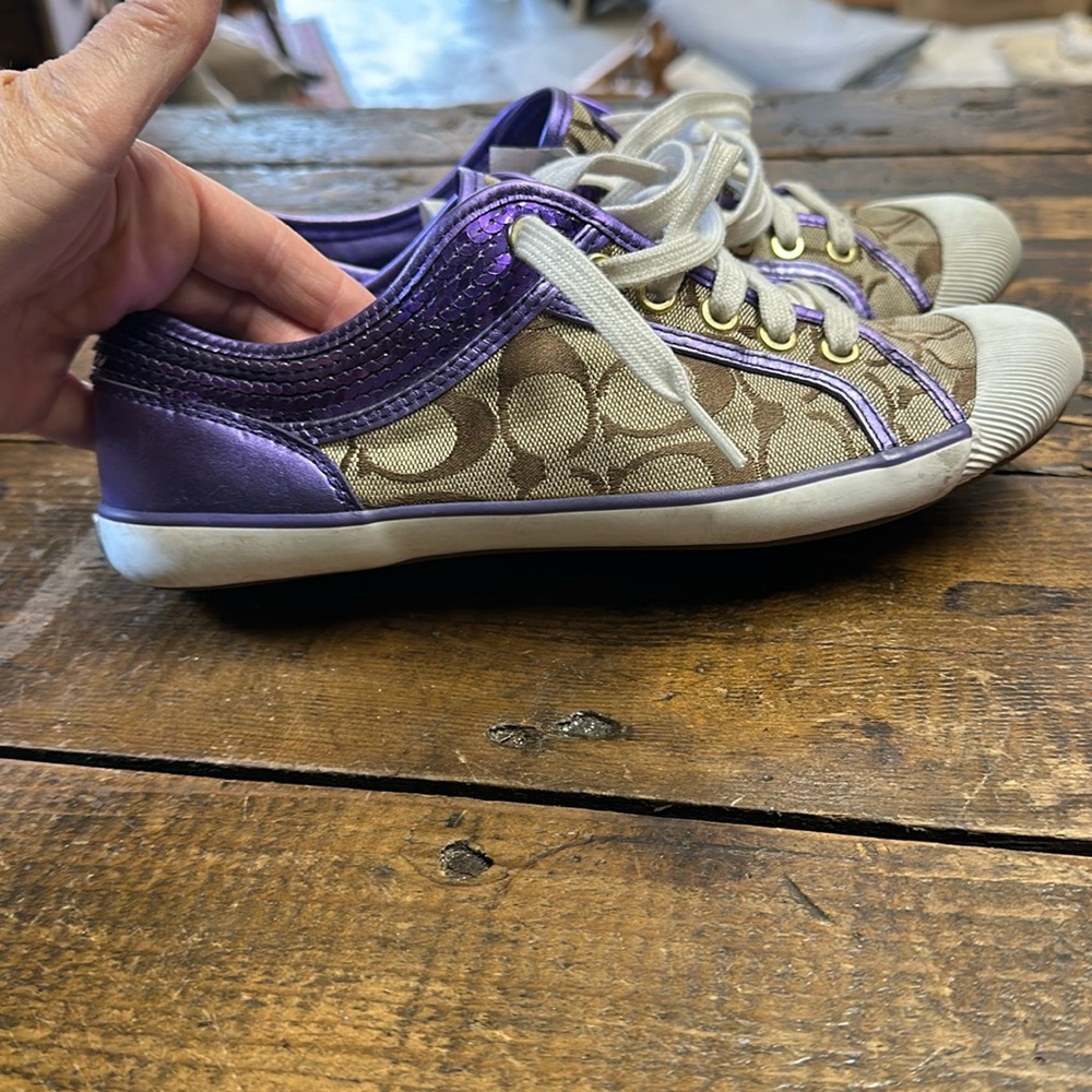 Fun Coach tennis shoe.  It’s either an 8 or 8.5 I’m an 8.5 /9 and it fits me!